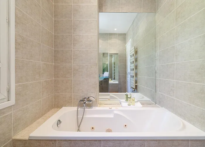 Open View Terrace - Wide 2 Bdr Quiet Area شقة
